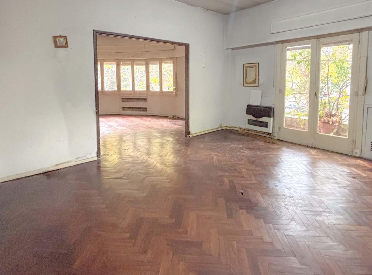 VENTA  Casa en PH  de 5 dorm.  Gran Terraza esquina.-   zona Embajadas