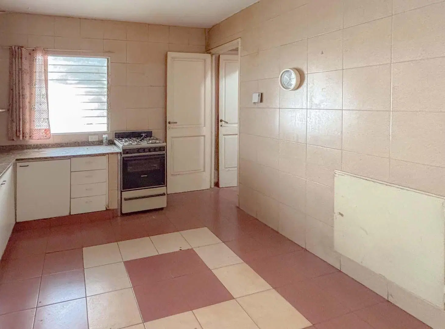 VENTA  Casa en PH  de 5 dorm.  Gran Terraza esquina.-   zona Embajadas 3