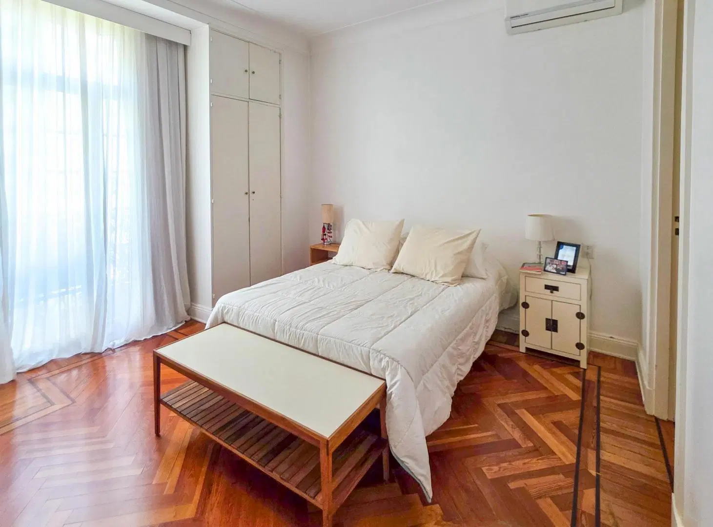 Venta  Semipiso al frente de 4 dormitorios  escritorio -  Plaza San Martin 5