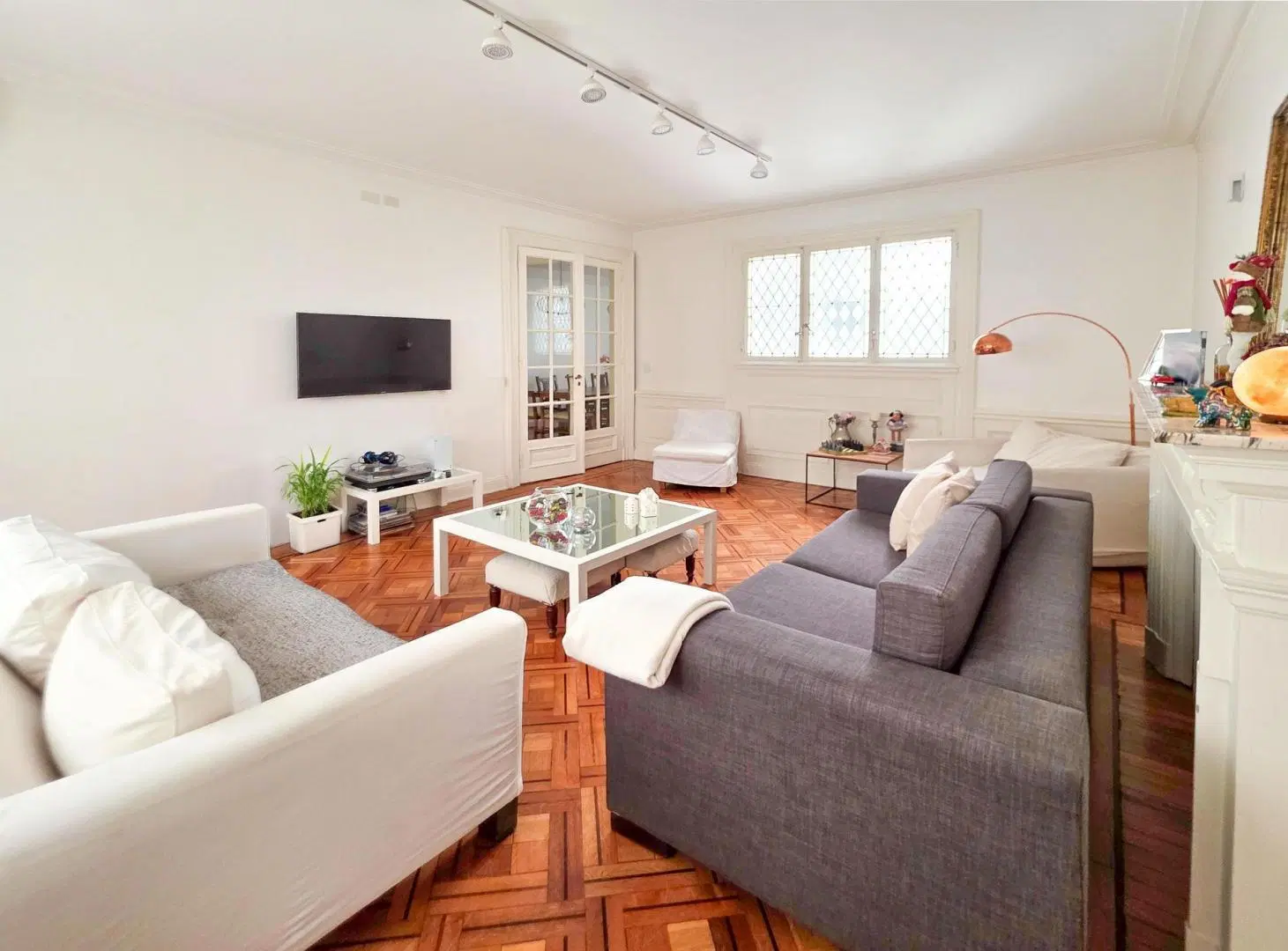 Venta  Semipiso al frente de 4 dormitorios  escritorio -  Plaza San Martin 3
