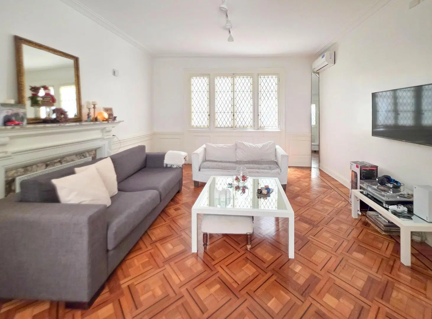 Venta  Semipiso al frente de 4 dormitorios  escritorio -  Plaza San Martin 4