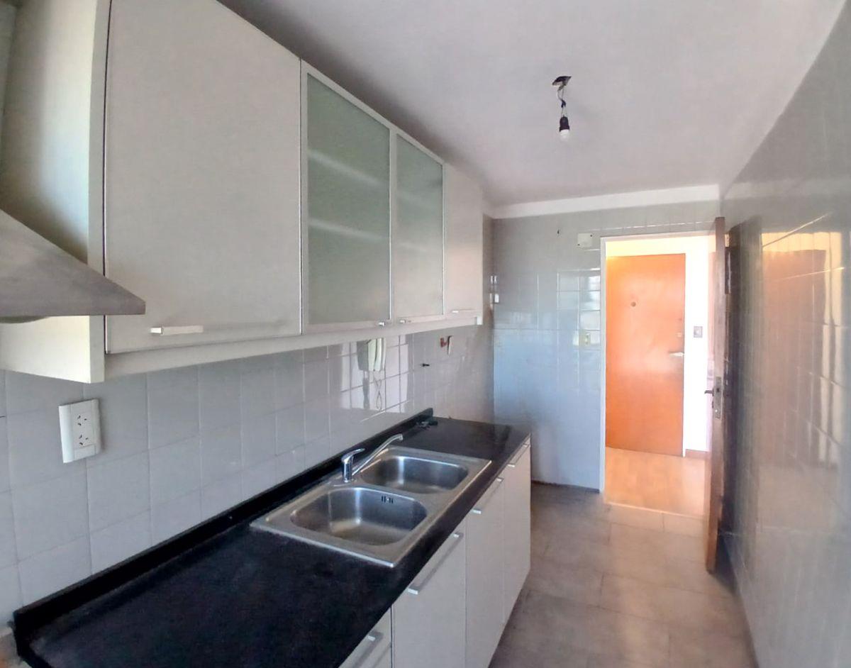 Foto de VENTA - DEPARTAMENTO DE 3 AMBIENTES C/ BALCON TODO AL FRENTE - COCHERA, imagen 3