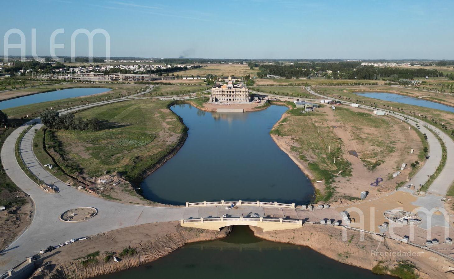 Lote en venta con fondo a laguna central en Pride Canning