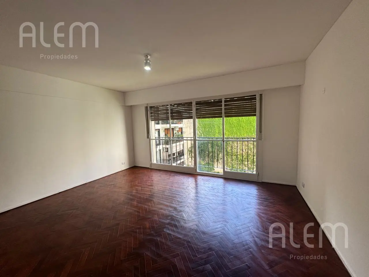 Venta de Departamento de 2 Ambientes con Dependencia de Servicio en Recoleta 4