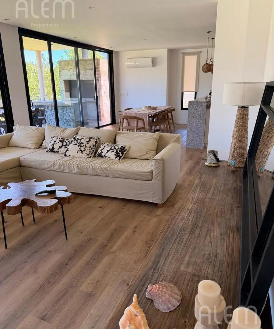 Venta Casa en Costa Esmeralda. 4 habitaciones. 4 baños. 4
