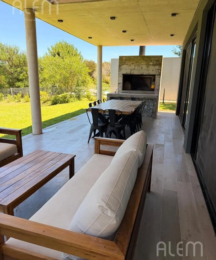Venta Casa en Costa Esmeralda. 4 habitaciones. 4 baños. 5