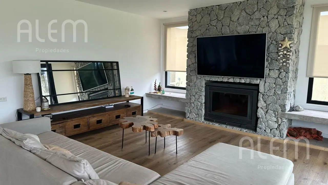 Venta Casa en Costa Esmeralda. 4 habitaciones. 4 baños. 8