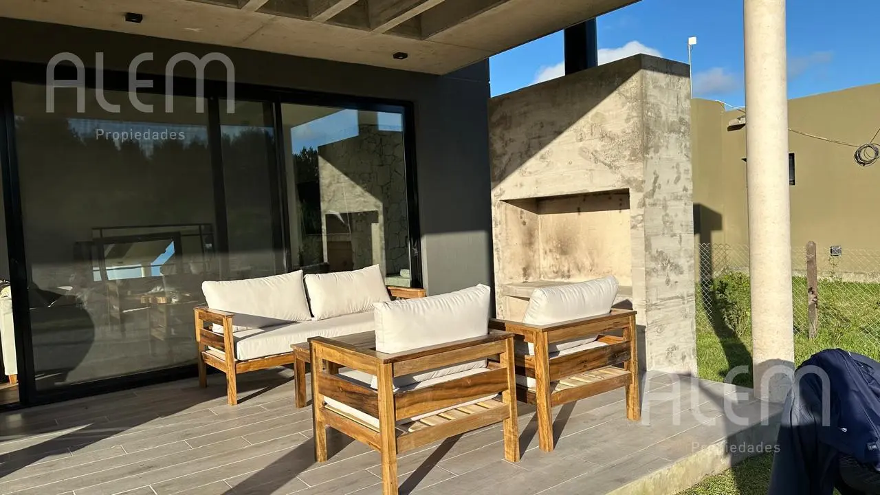 Venta Casa en Costa Esmeralda. 4 habitaciones. 4 baños. 4