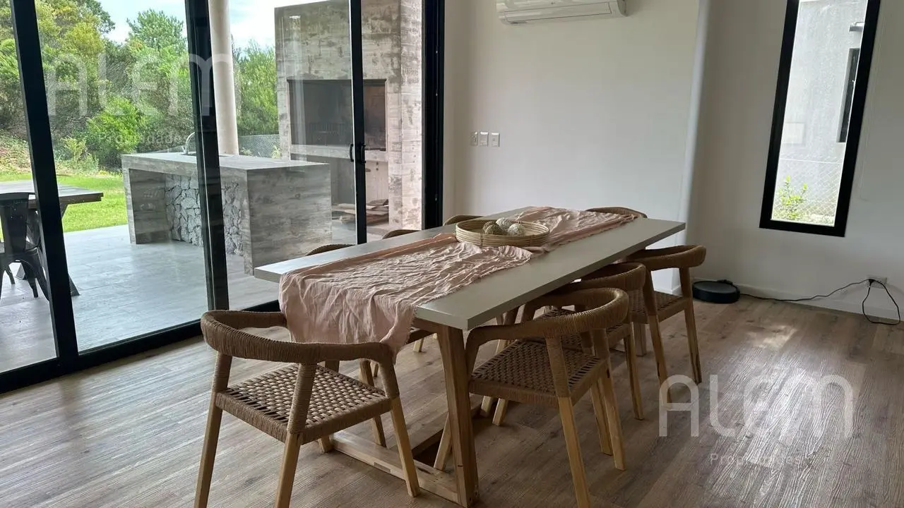 Venta Casa en Costa Esmeralda. 4 habitaciones. 4 baños. 3