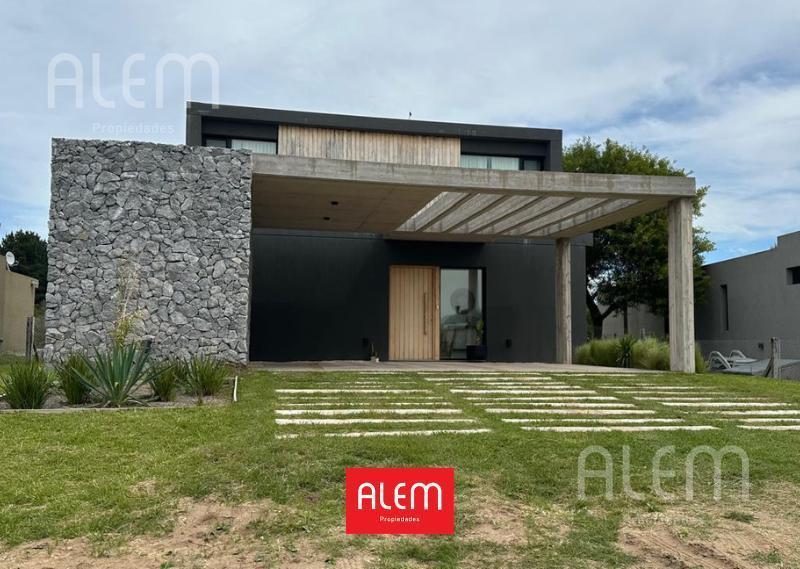 Venta Casa en Costa Esmeralda. 4 habitaciones. 4 baños.