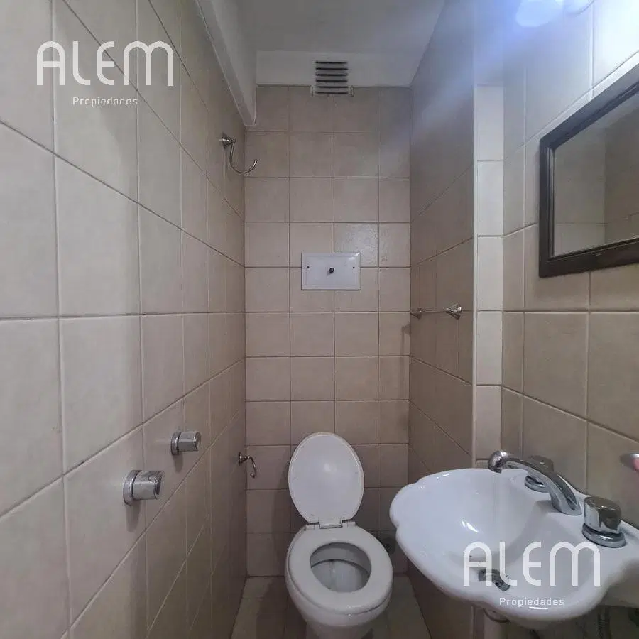 3 AMBIENTES CON DEPENDENCIA DE SERVICIO. 1