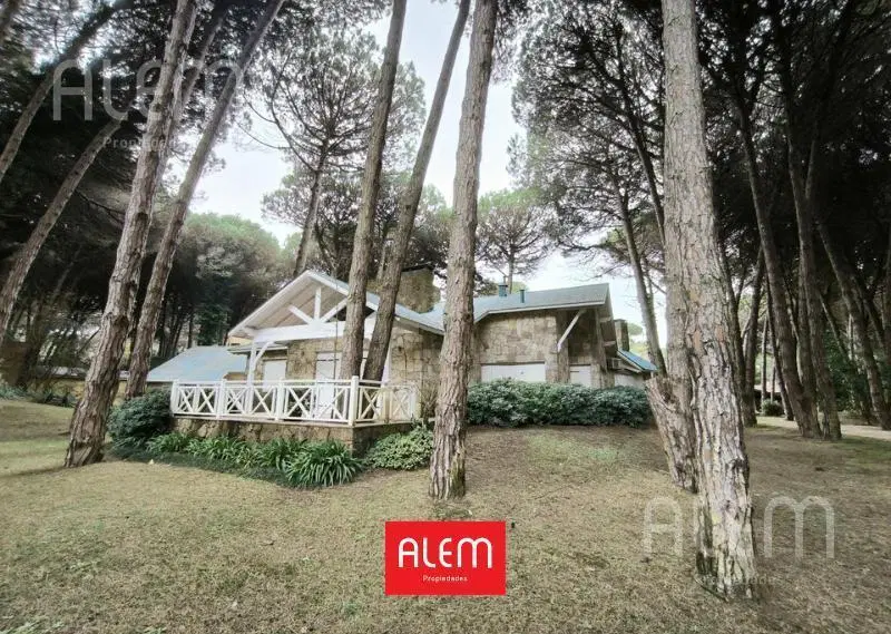 Casa en venta en Cariló, doble lote en la mejor ubicación 3