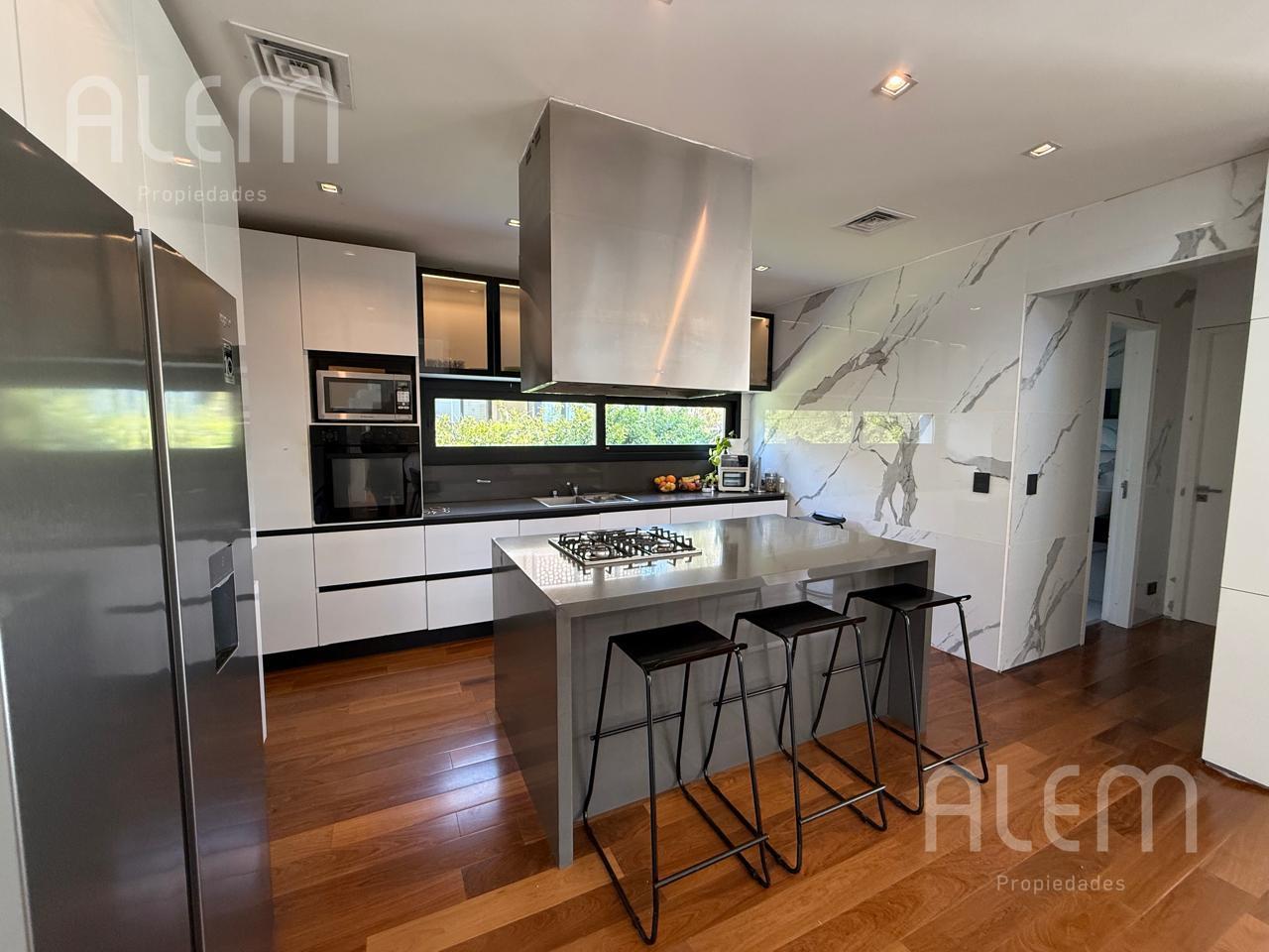 Foto de Casa en venta y alquiler de 5 ambientes en St Thomas Este-Oeste Canning, imagen 2