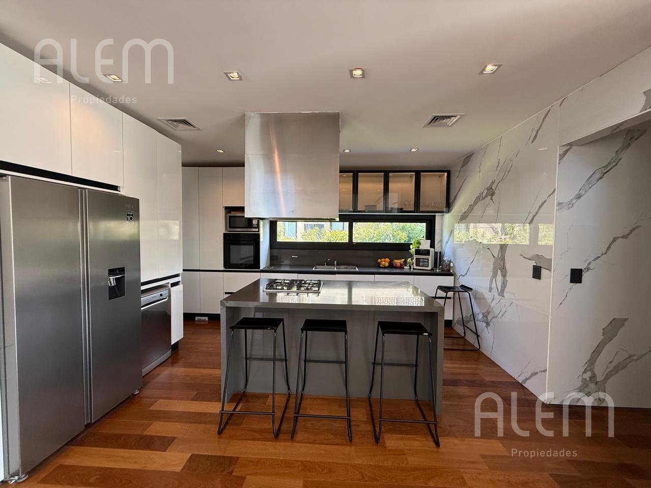 Foto de Casa en venta y alquiler de 5 ambientes en St Thomas Este-Oeste Canning, imagen 5