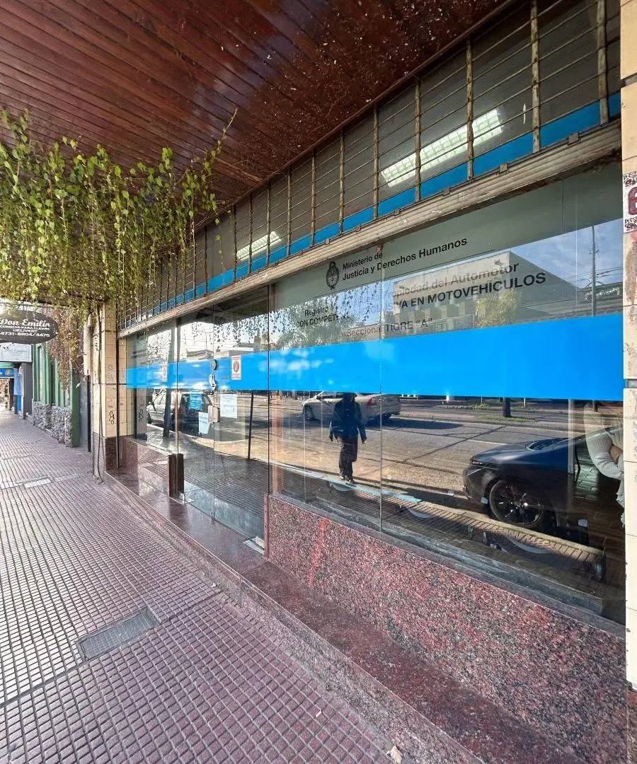 EXCELENTE LOCAL COMERCIAL EN TIGRE CENTRO 2