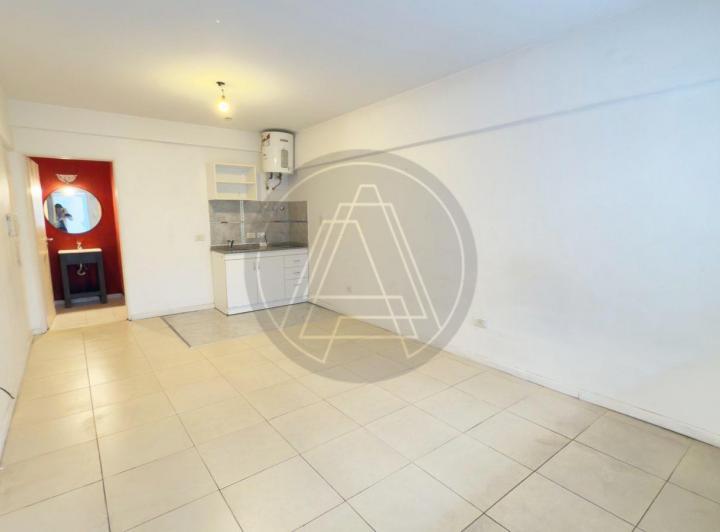 Departamento monoambiente con patio propio en venta - Monte Castro 5