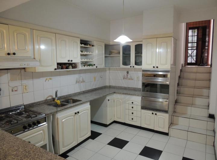 Casa 6 ambientes con parque y piscina en venta -  Saavedra 5