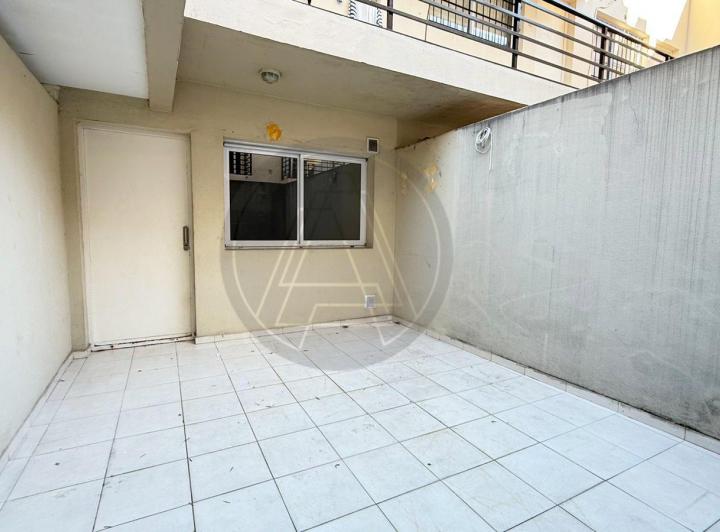 Departamento monoambiente con patio propio en venta - Monte Castro 1