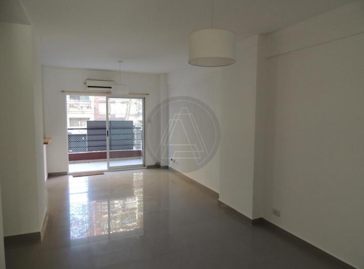 Departamento de Tres Ambientes con patio y cochera en alquiler - Villa Urquiza 2