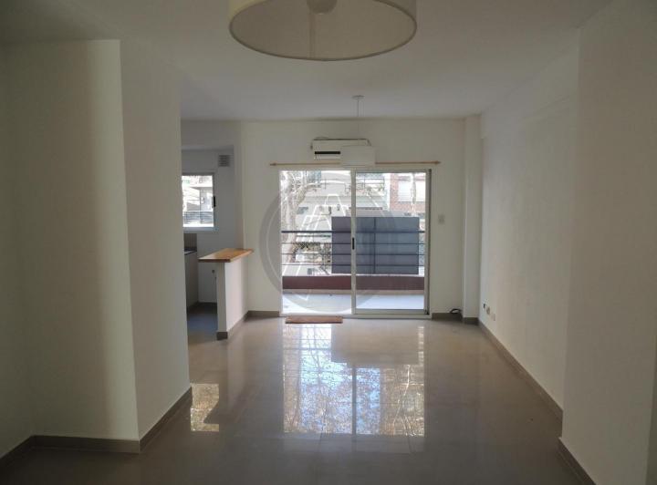 Departamento de Tres Ambientes con patio y cochera en alquiler - Villa Urquiza 1