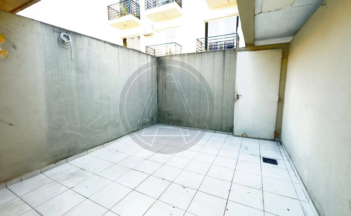 Departamento monoambiente con patio propio en venta - Monte Castro 4