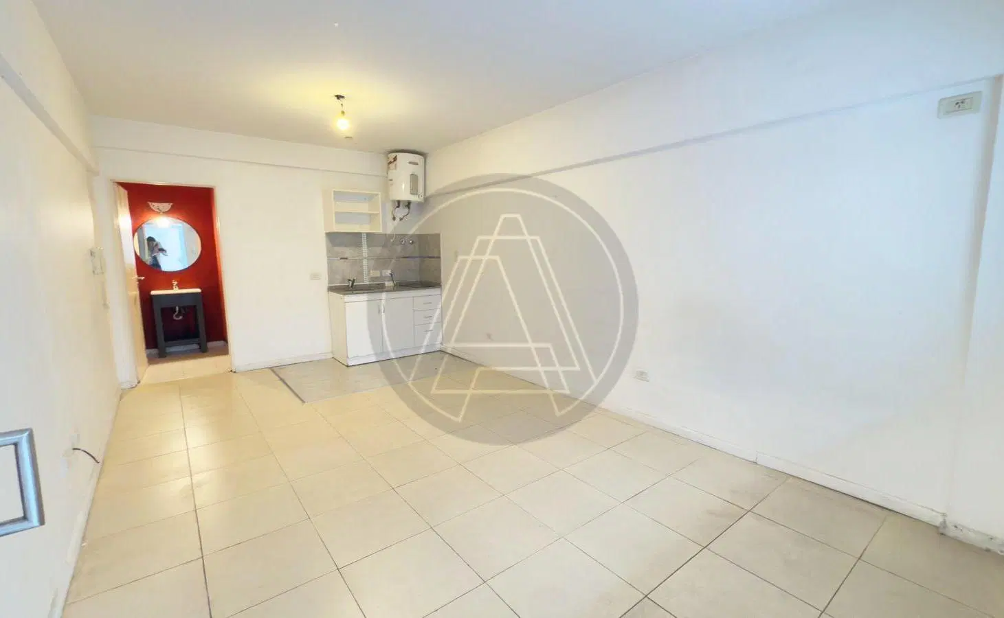 Departamento monoambiente con patio propio en venta - Monte Castro 5