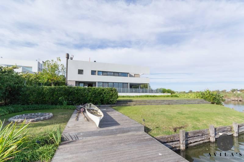 Foto de Exclusiva Casa a La Laguna Central en Venta en El Barrio EL GOLF, imagen 1