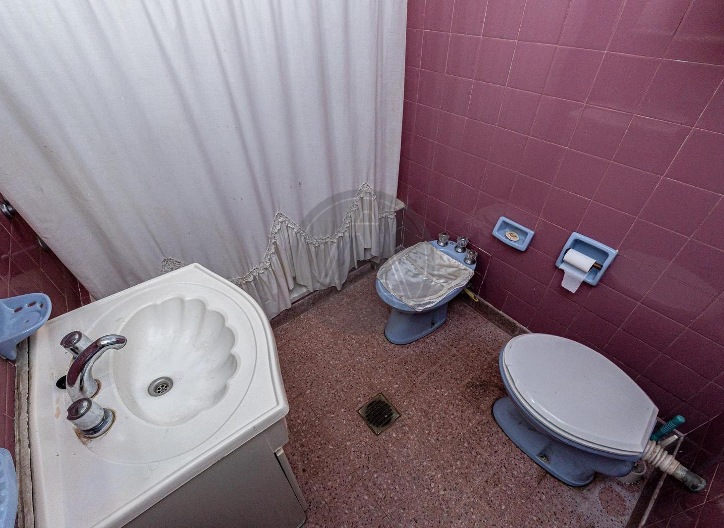 Foto de PH tipo casa 4 ambientes a reciclar con entrada independiente y cochera, imagen 3