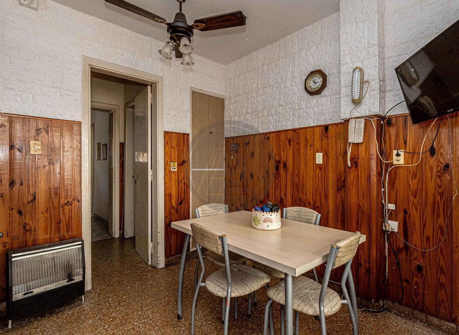 Foto de PH tipo casa 4 ambientes a reciclar con entrada independiente y cochera, imagen 1