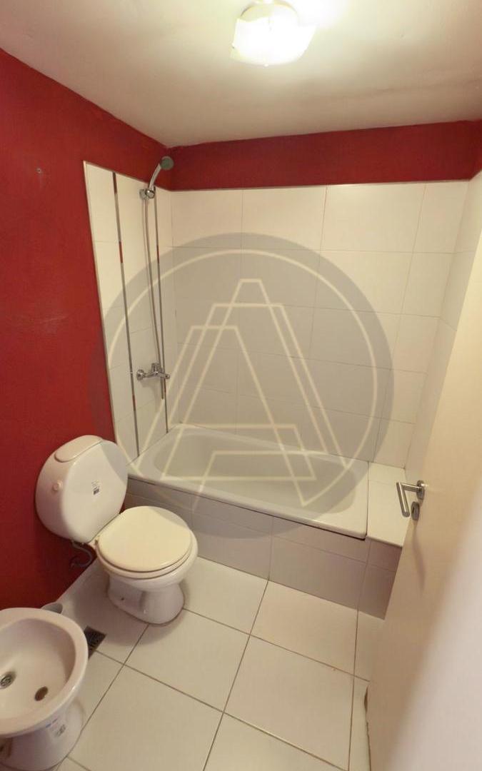 Foto de Departamento monoambiente con patio propio en venta - Barrio Villa, imagen 2