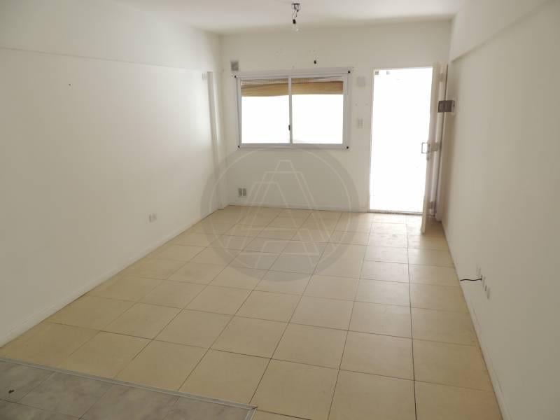 Foto de Departamento monoambiente con patio propio en venta - Barrio Villa, imagen 1