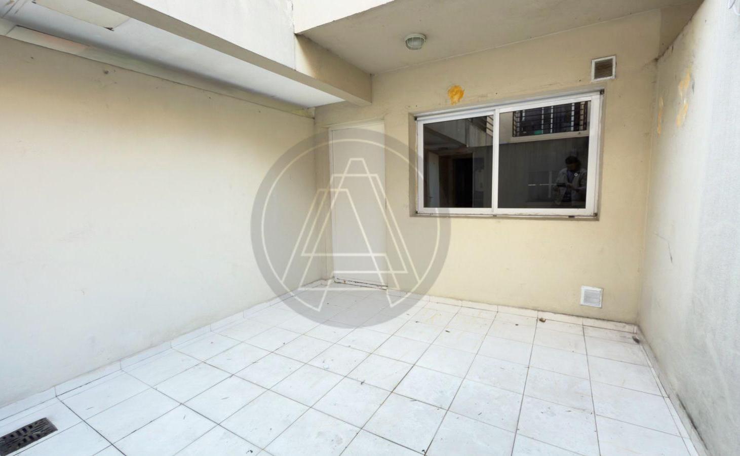 Foto de Departamento monoambiente con patio propio en venta - Monte Castro, imagen 4