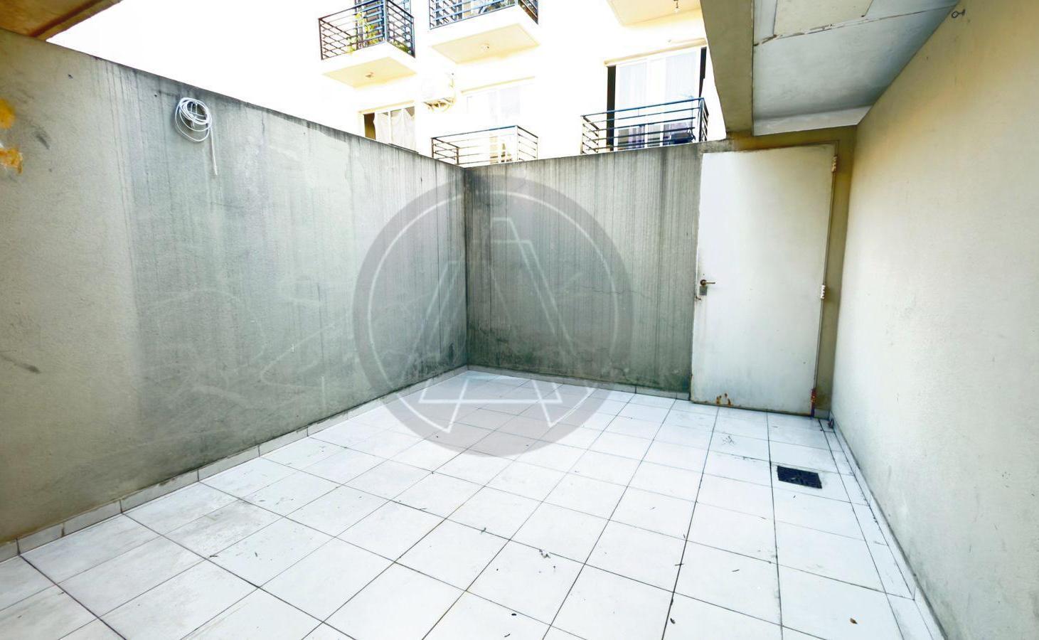 Foto de Departamento monoambiente con patio propio en venta - Monte Castro, imagen 1