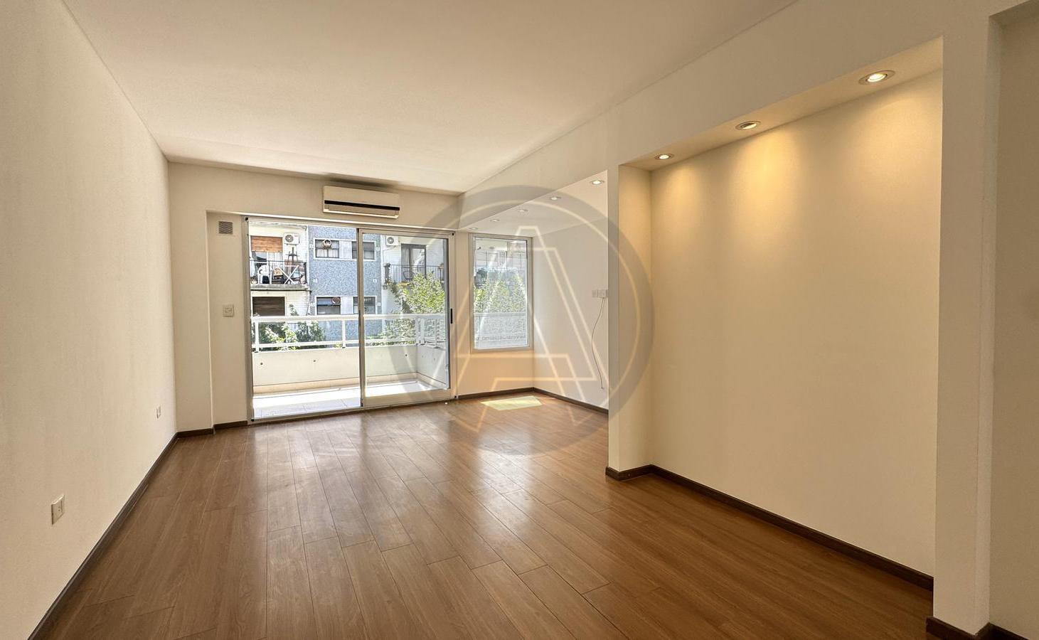 Foto de Gran departamento de 2 ambientes con cochera y parrilla en venta, imagen 1