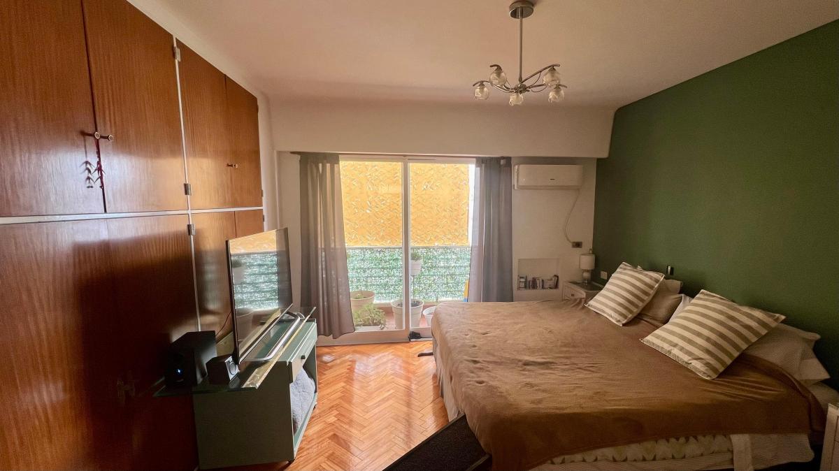Piso de 6 o 7 Ambientes en Venta. Dos Balcones. Cochera y Baulera. 1
