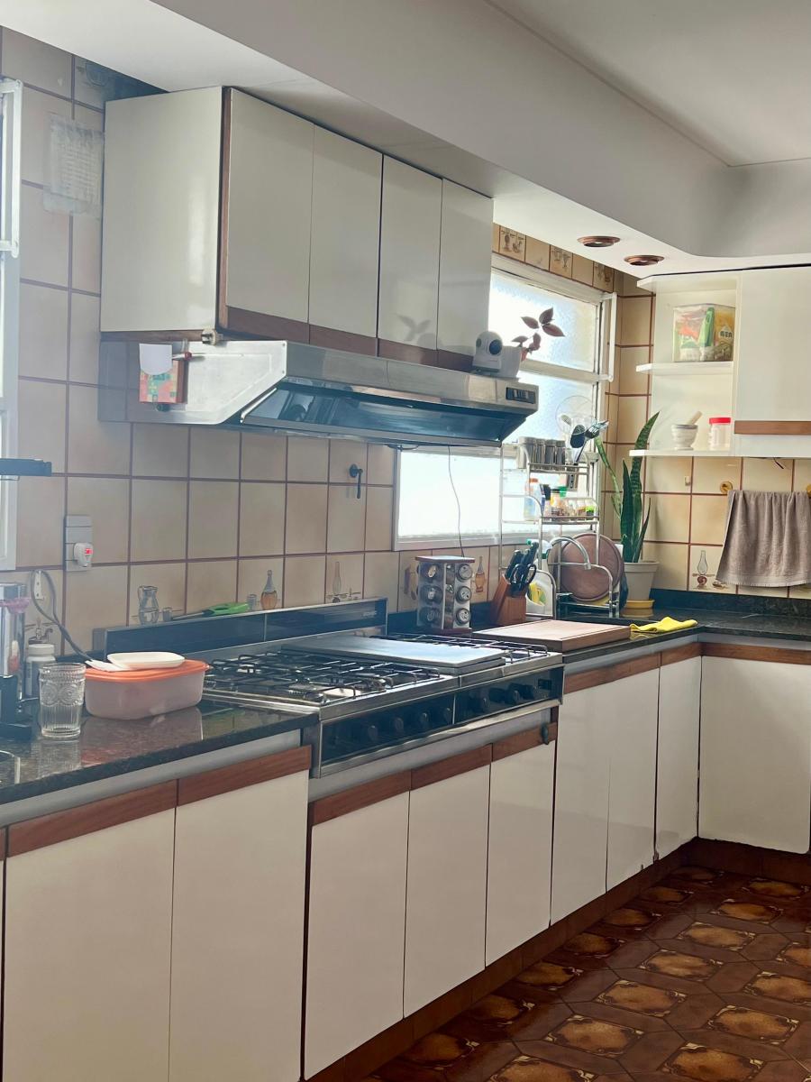 Piso de 6 o 7 Ambientes en Venta. Dos Balcones. Cochera y Baulera. 2