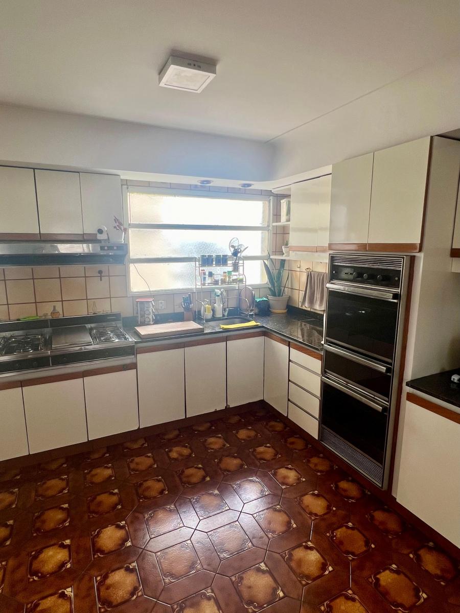Piso de 6 o 7 Ambientes en Venta. Dos Balcones. Cochera y Baulera. 5