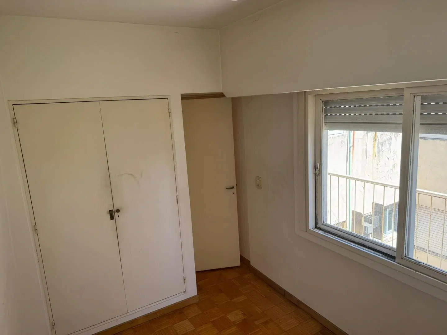 2 AMBIENTES MUY LUMINOSOS LATERAL CON BALCON 3