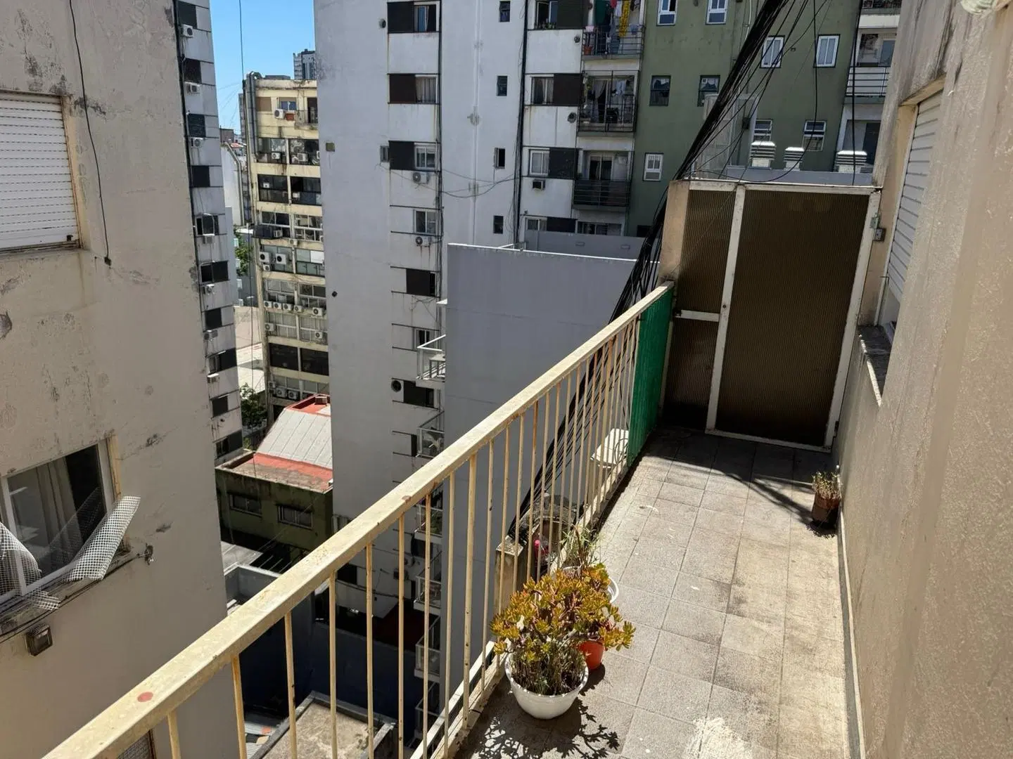 2 AMBIENTES MUY LUMINOSOS LATERAL CON BALCON 4