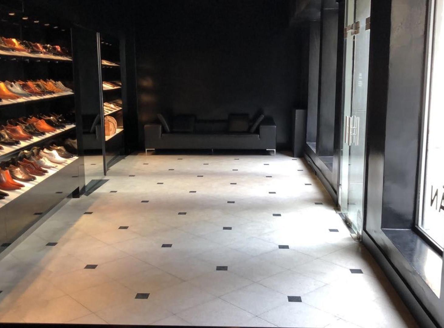 Foto de EXCLUSIVO LOCAL EN EDIFICIO KAVANAGH, imagen 1