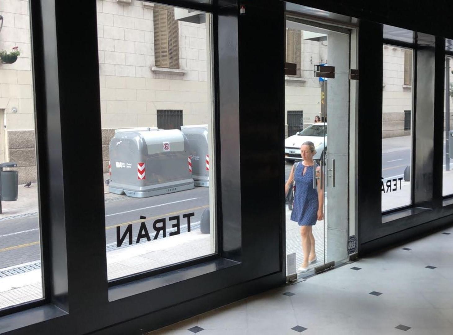 Foto de EXCLUSIVO LOCAL EN EDIFICIO KAVANAGH, imagen 2