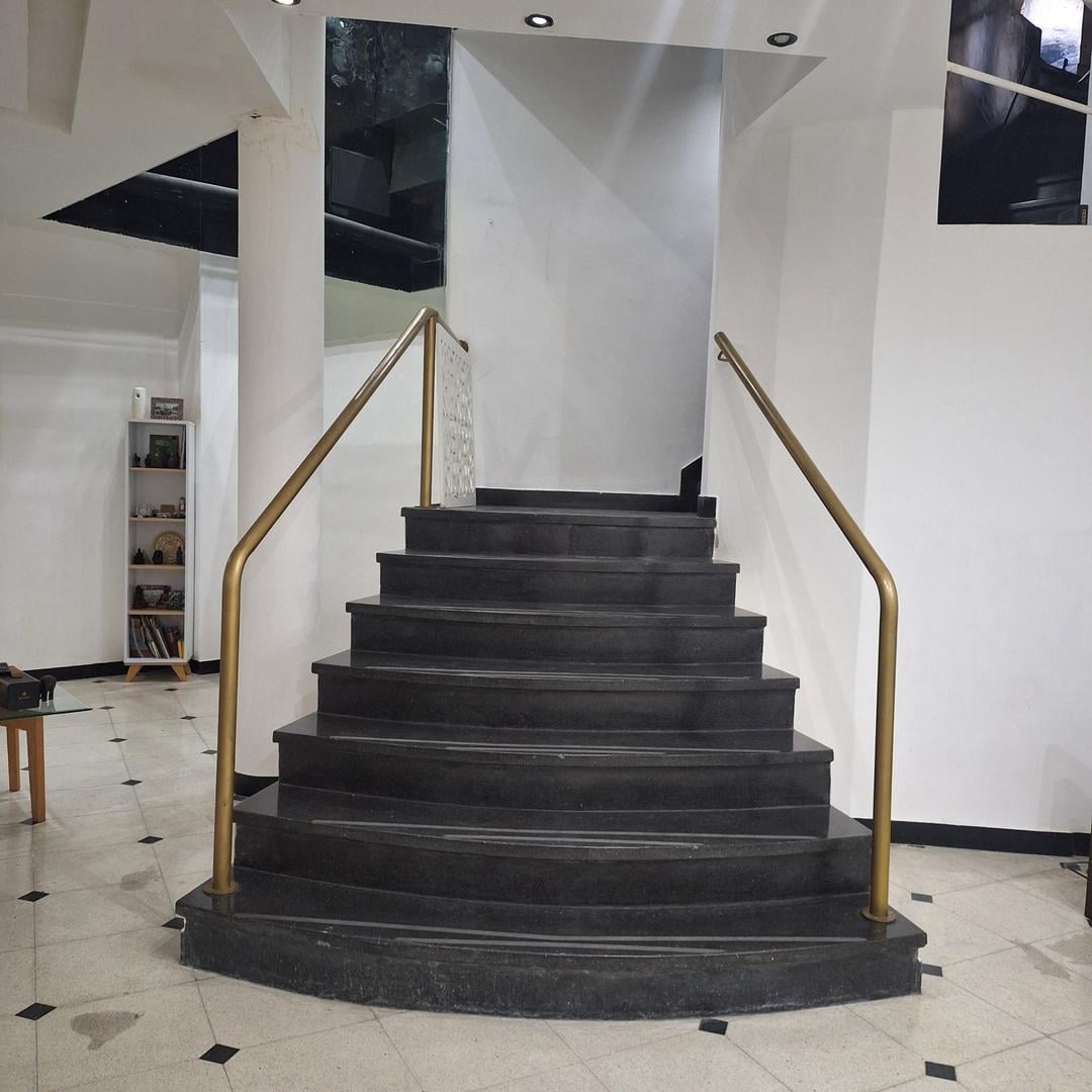 Foto de EXCLUSIVO LOCAL EN EDIFICIO KAVANAGH, imagen 2