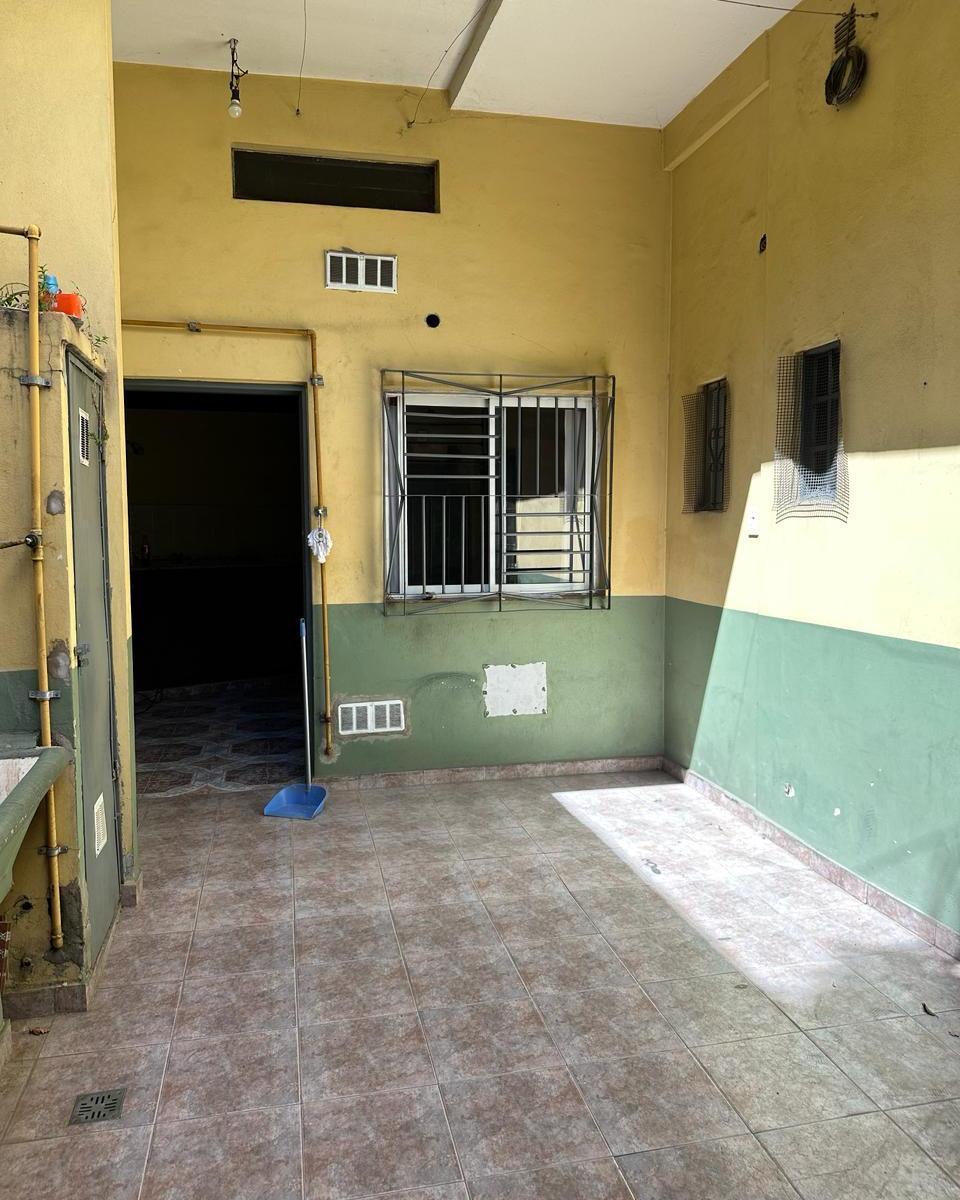 Casa con Dos Departamentos en Block Sobre Lote Propio 1