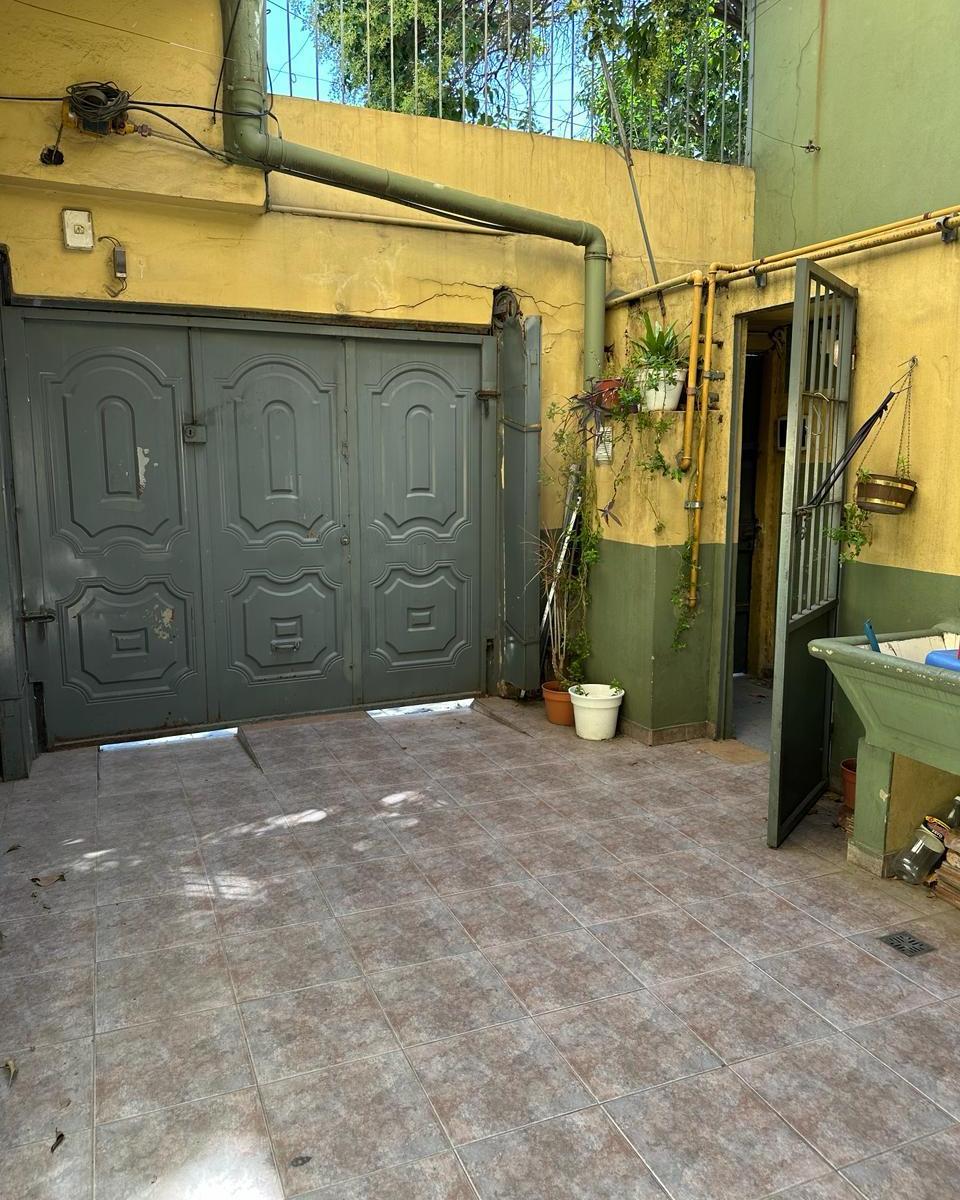 Casa con Dos Departamentos en Block Sobre Lote Propio 3