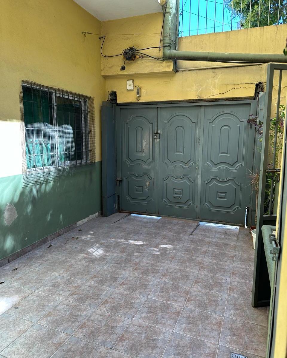 Casa con Dos Departamentos en Block Sobre Lote Propio 2