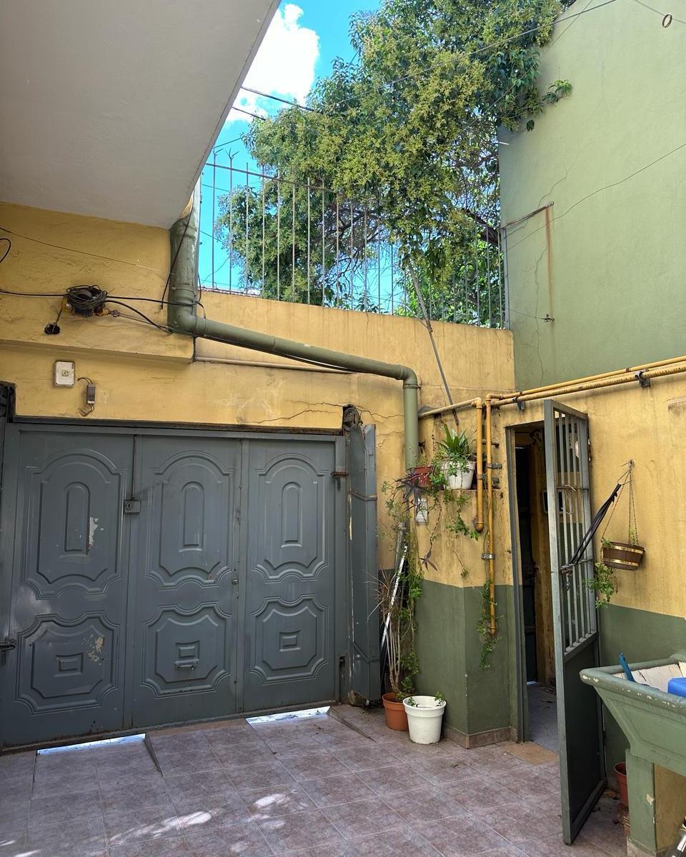 Casa con Dos Departamentos en Block Sobre Lote Propio 4
