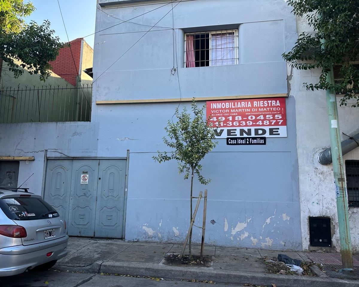 Casa con Dos Departamentos en Block Sobre Lote Propio 1