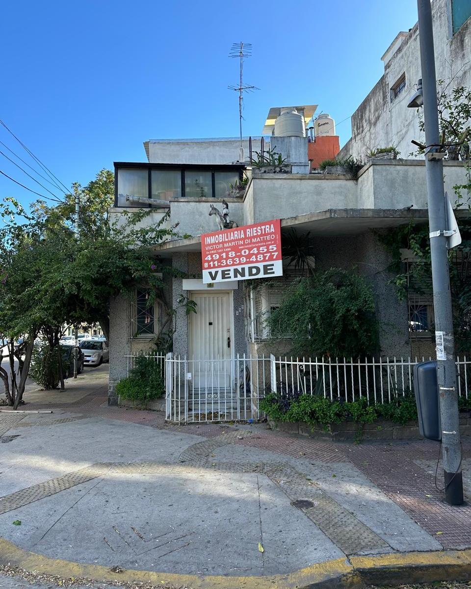 Casa en Esquina Muy Buena Ubicación 1
