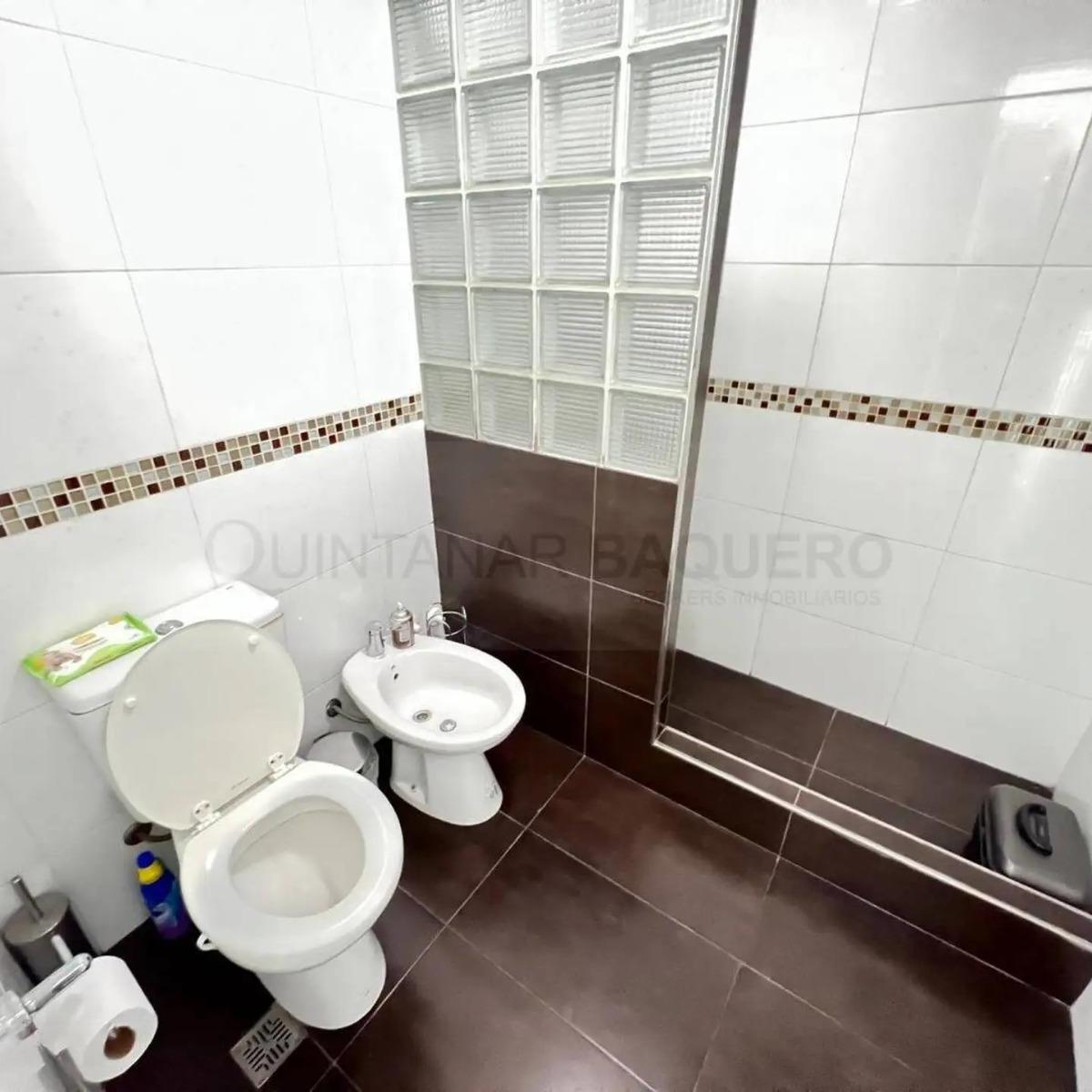Excelente casa en primer piso, con galpón en planta baja