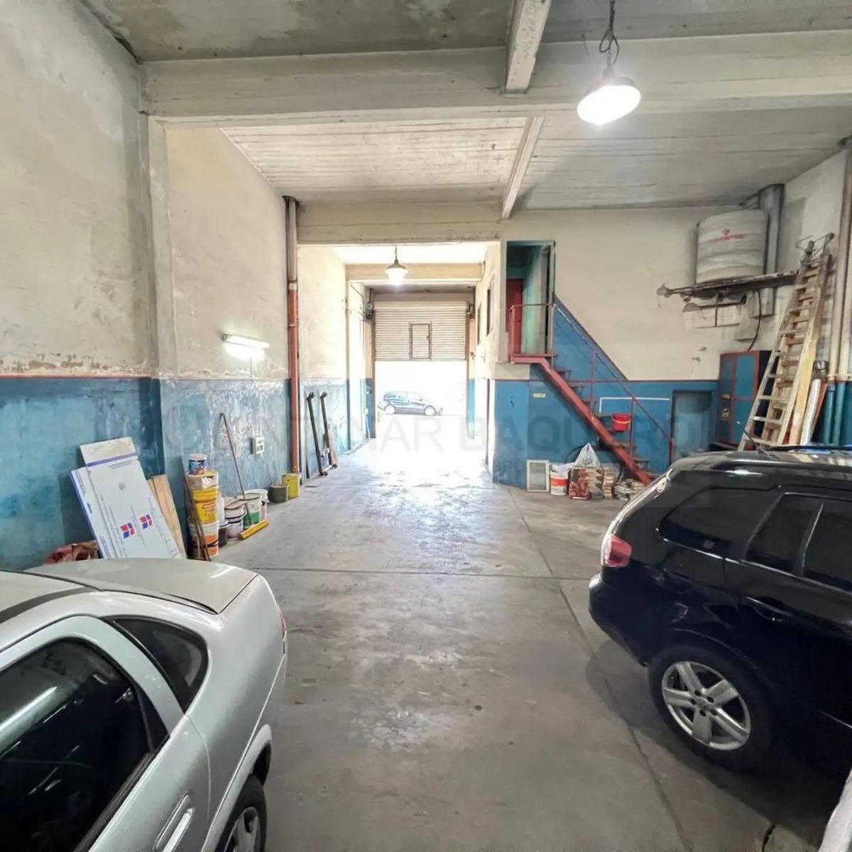 Excelente Casa en Primer Piso, con Galpón en Planta Baja 2